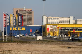 Blick auf die Ikea-Filiale Berlin-Lichtenberg (Archivbild): Auf dem Parkplatz des Einrichtungskonzerns soll nun gegen Corona geimpft werden.