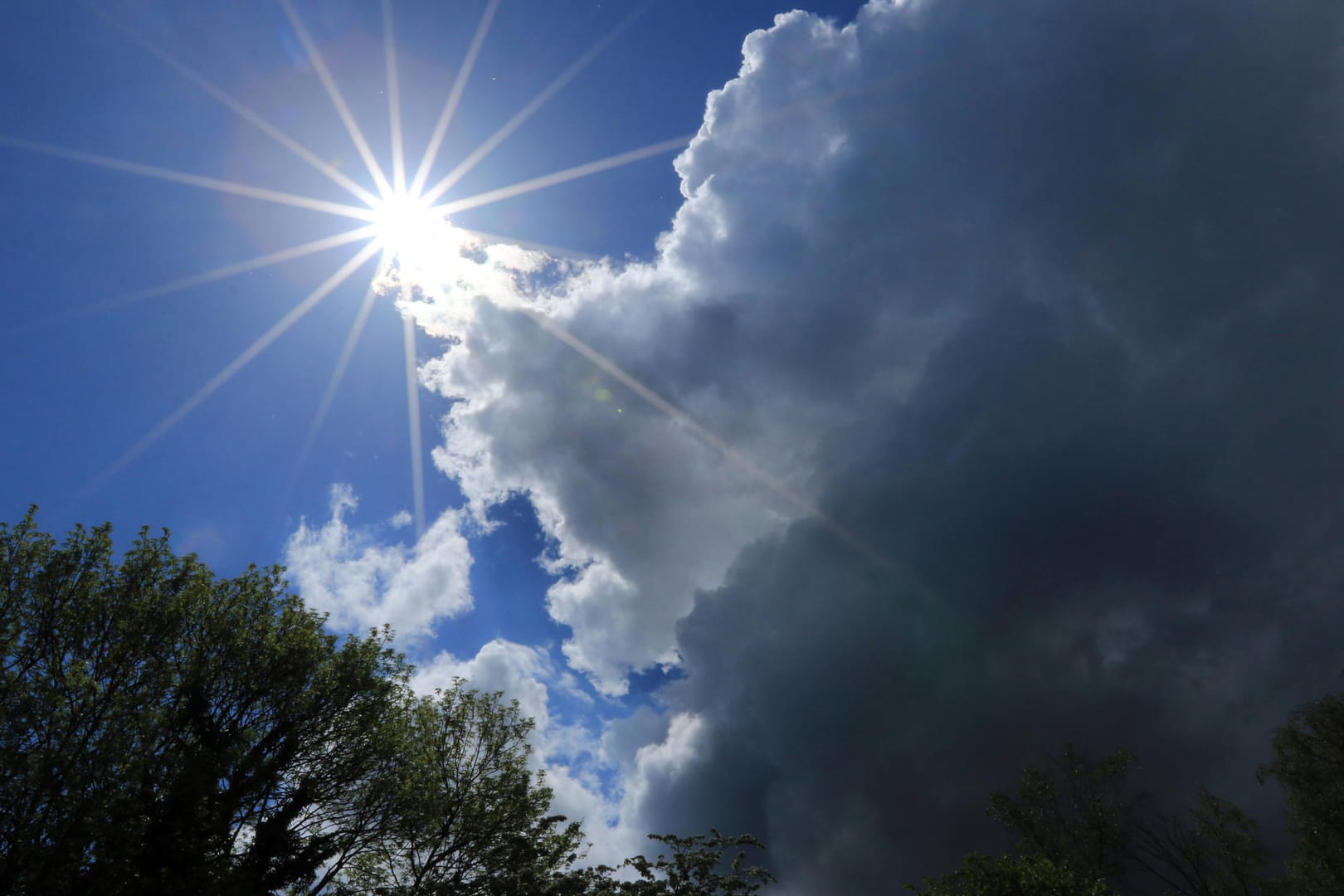 Sonne hier, dicke Wolken da: Das Wetter zeigt sich in Deutschland von verschiedenen Seiten.