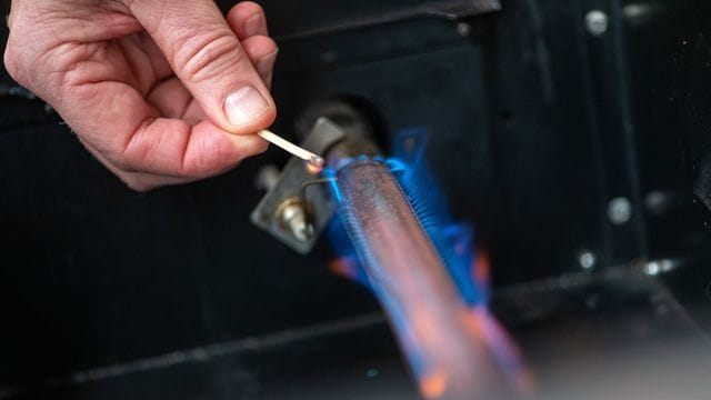 Die Flammenfarbe bei einem Gasgrill hängt meist von der Luftzufuhr ab.