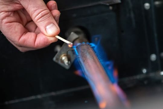 Die Flammenfarbe bei einem Gasgrill hängt meist von der Luftzufuhr ab.