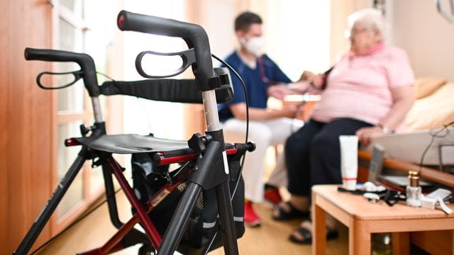 Nachwuchspflegekräfte, die nach einem Tarifvertrag für den öffentlichen Dienst bezahlt werden, erhalten die höchste Vergütung der Branche. Nachwuchspflegekräfte, die nach einem Tarifvertrag für den öffentlichen Dienst bezahlt werden, erhalten die höchste Vergütung der Branche.