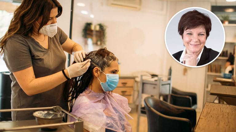 Eine Friseurin färbt ihrer Kundin die Haare (Symbolbild): Die Corona-Krise hat gezeigt, wie wichtig dieser Beruf ist, sagt Kolumnistin Ursula Weidenfeld.