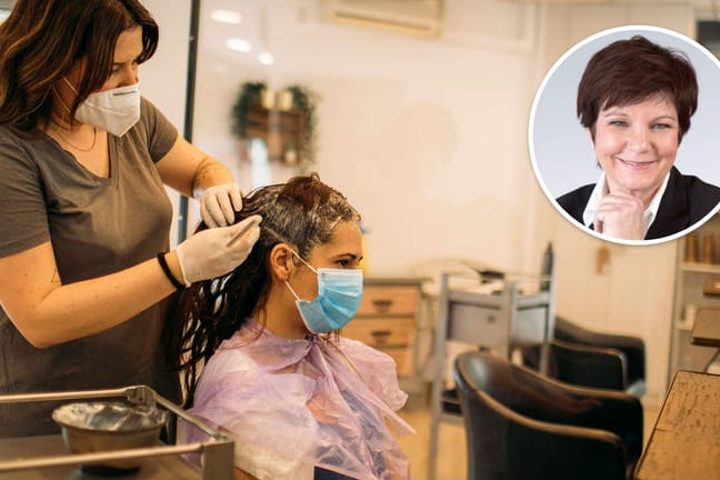 Eine Friseurin färbt ihrer Kundin die Haare (Symbolbild): Die Corona-Krise hat gezeigt, wie wichtig dieser Beruf ist, sagt Kolumnistin Ursula Weidenfeld.