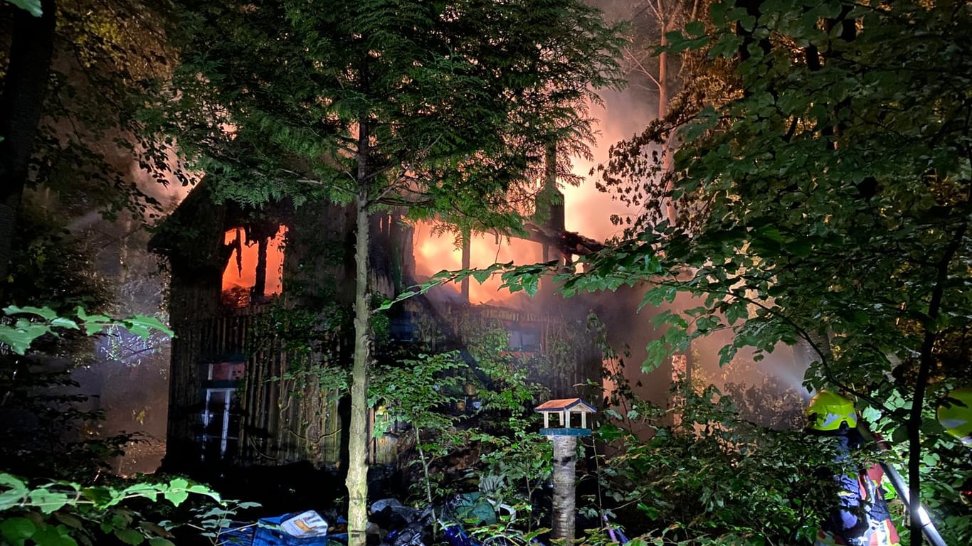 Das abgebrannte Haus in einem Wald: Eine Person kam bei dem Feuer ums Leben.