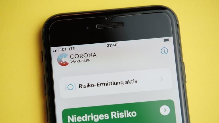 Die Corona-Warn-App auf einem Smartphone: Die App erhält regelmäßig neue FUnktionen.