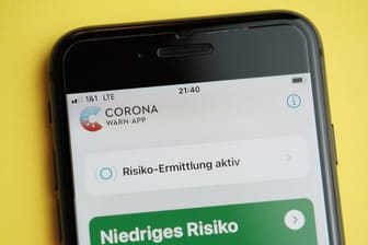 Die Corona-Warn-App auf einem Smartphone: Die App erhält regelmäßig neue FUnktionen.