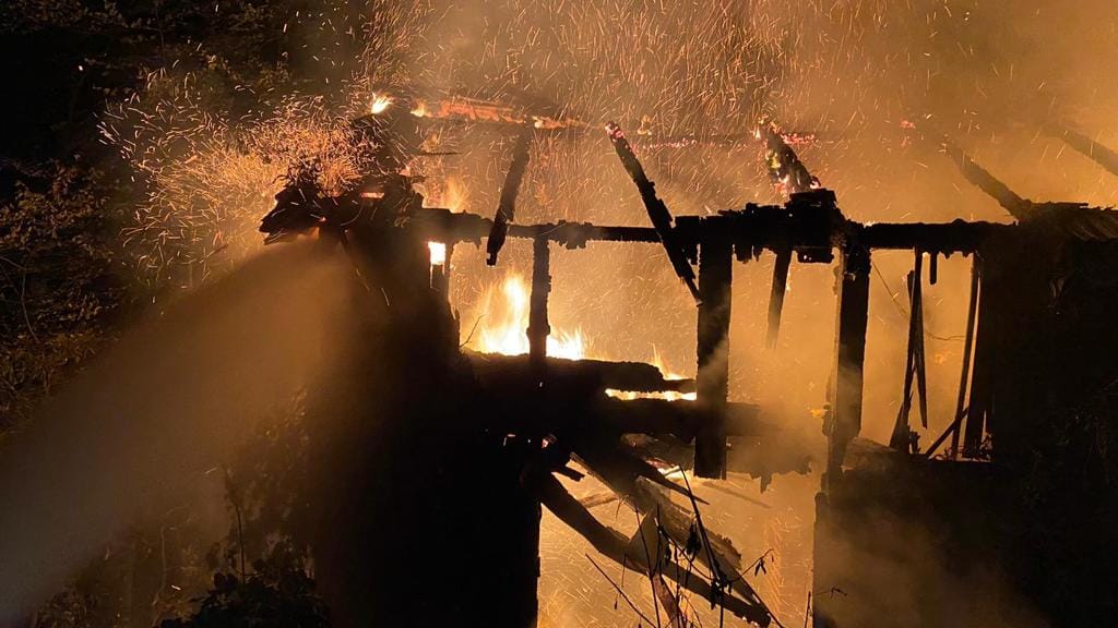 Das brennende Haus: Die Feuerwehr war mehrere Stunden mit der Bekämpfung der Flammen beschäftigt.