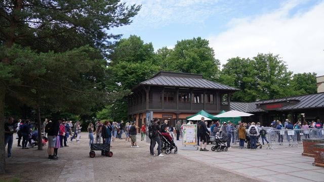 Besucher warten auf Einlass in den Tierpark Hagenbeck: Zwei Besuchermagneten im öffnen wieder. Besucher warten auf Einlass in den Tierpark Hagenbeck: Zwei Besuchermagneten im öffnen wieder.