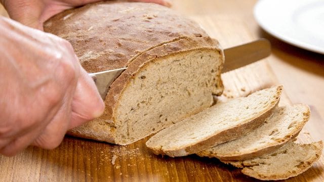 Frisches Brot wird im Kühlschrank zwar schneller altbacken, hält sich dafür aber länger.