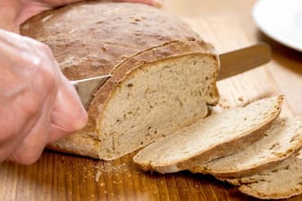 Frisches Brot wird im Kühlschrank zwar schneller altbacken, hält sich dafür aber länger.