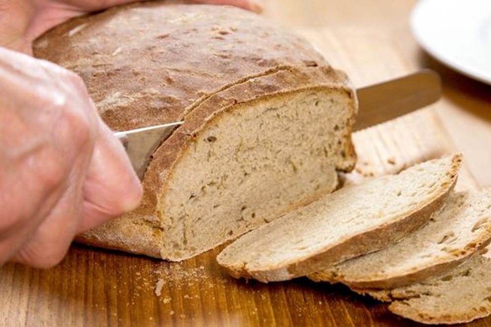 Frisches Brot wird im Kühlschrank zwar schneller altbacken, hält sich dafür aber länger.