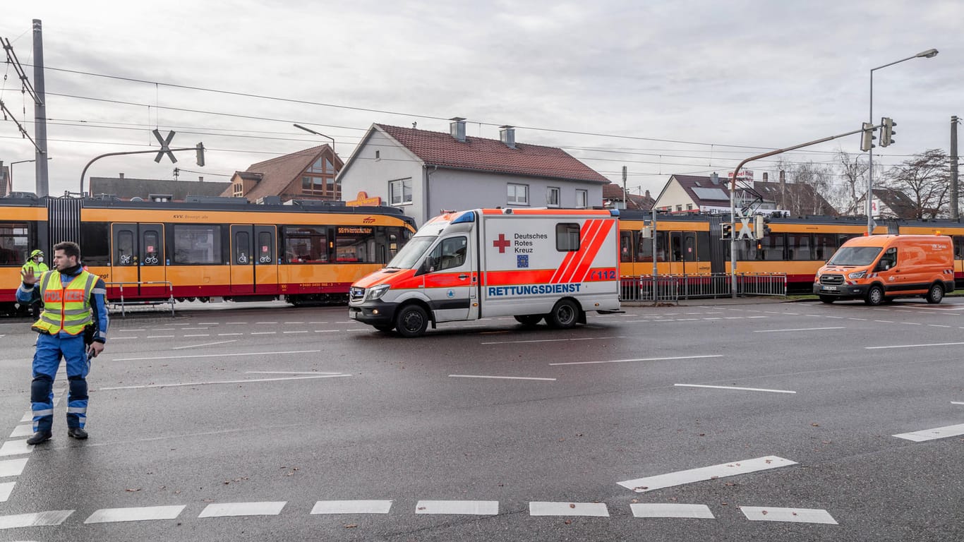 Ein Rettungswagen nach einem Straßenbahnunfall (Archivbild): In Karlsruhe ist eine Fußgängerin angefahren worden.