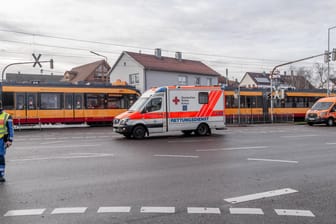 Ein Rettungswagen nach einem Straßenbahnunfall (Archivbild): In Karlsruhe ist eine Fußgängerin angefahren worden.