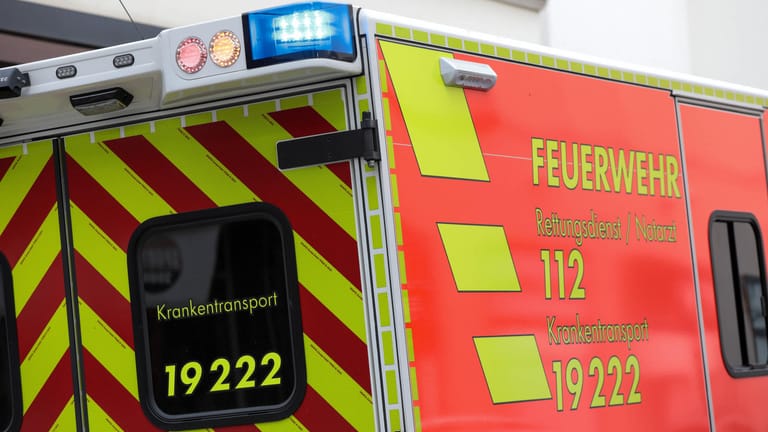 Feuerwehr und Rettungsdienst im Einsatz (Symbolbild): Nach der Explosion in einem Labor in Garching ist eines der Opfer verstorben.