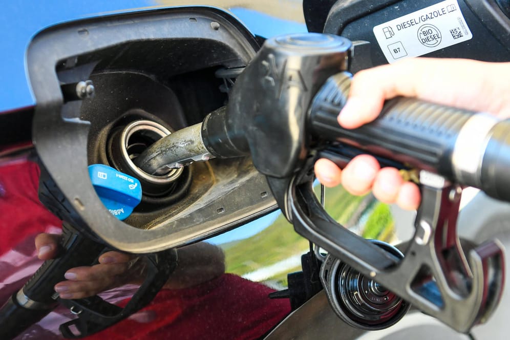 Diesel tanken: Neuere Automodelle benötigen AdBlue. Dazu gibt es neben der Diesel-Tanköffnung den blauen Verschluss.