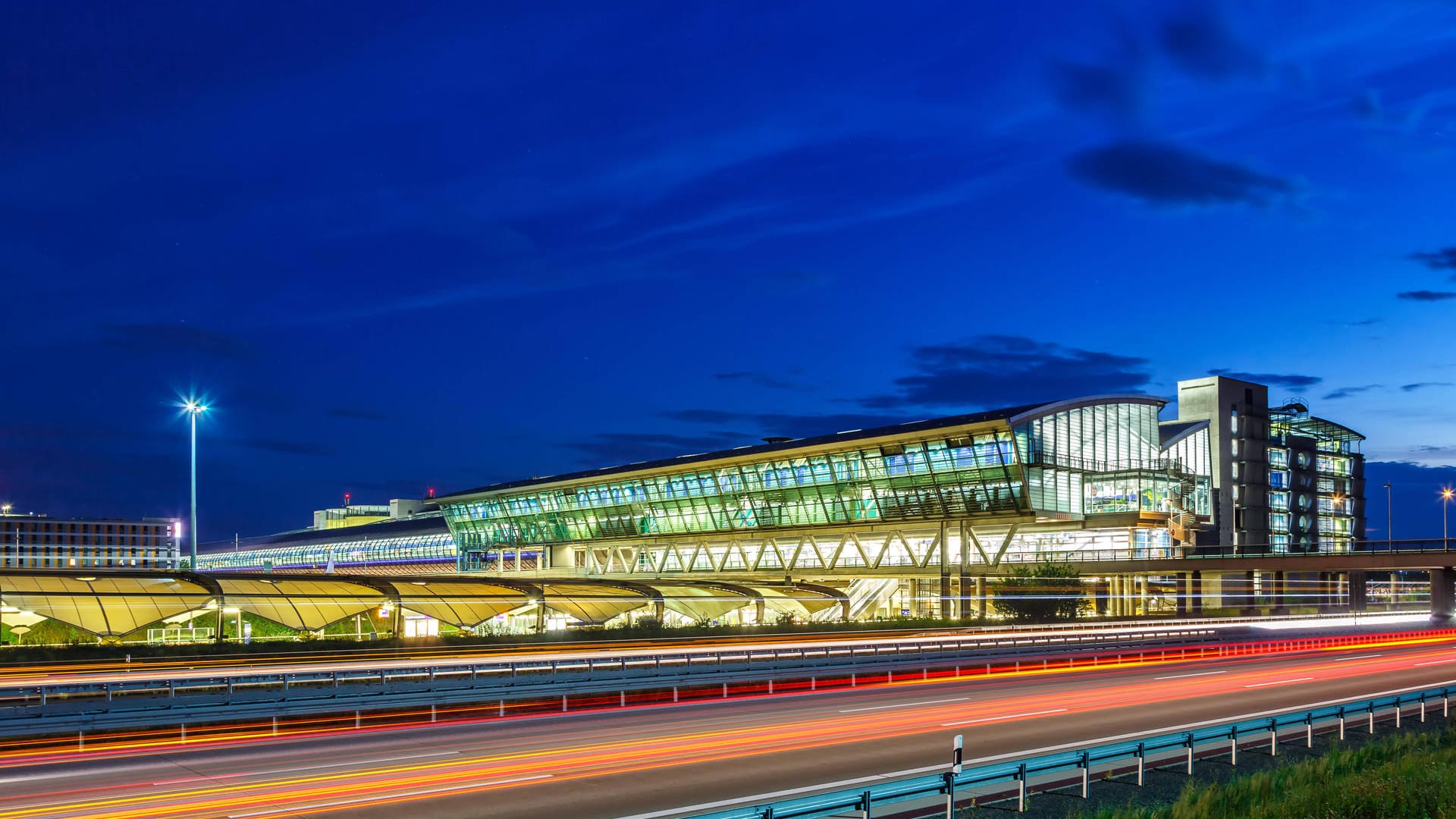 Blick auf den Flughafen Halle/Leipzig (Archivbild): Derzeit findet hier nur ein Drittel des in dieser Jahreszeit üblichen touristischen Passagierverkehres statt.