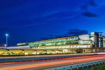 Blick auf den Flughafen Halle/Leipzig (Archivbild): Derzeit findet hier nur ein Drittel des in dieser Jahreszeit üblichen touristischen Passagierverkehres statt.