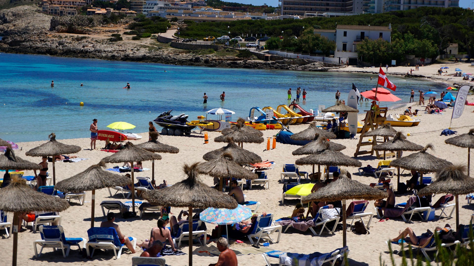 Strand auf Mallorca: Gerade ist Spanien zum Ärger vieler als Risikogebiet ausgerufen worden - in Zukunft könnte diese Einstufung wegfallen.