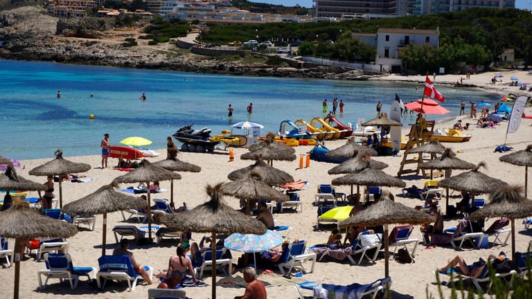 Strand auf Mallorca: Gerade ist Spanien zum Ärger vieler als Risikogebiet ausgerufen worden - in Zukunft könnte diese Einstufung wegfallen.