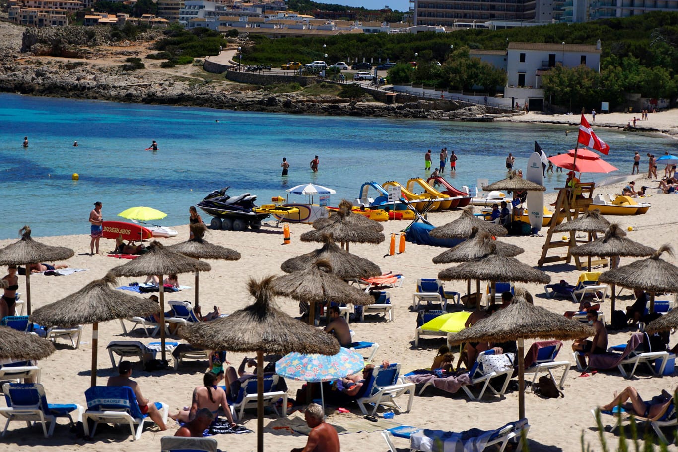 Strand auf Mallorca: Gerade ist Spanien zum Ärger vieler als Risikogebiet ausgerufen worden - in Zukunft könnte diese Einstufung wegfallen.