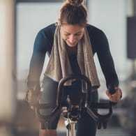 Radfahren: Mithilfe von Ausdauertraining lässt sich Gewicht verlieren.