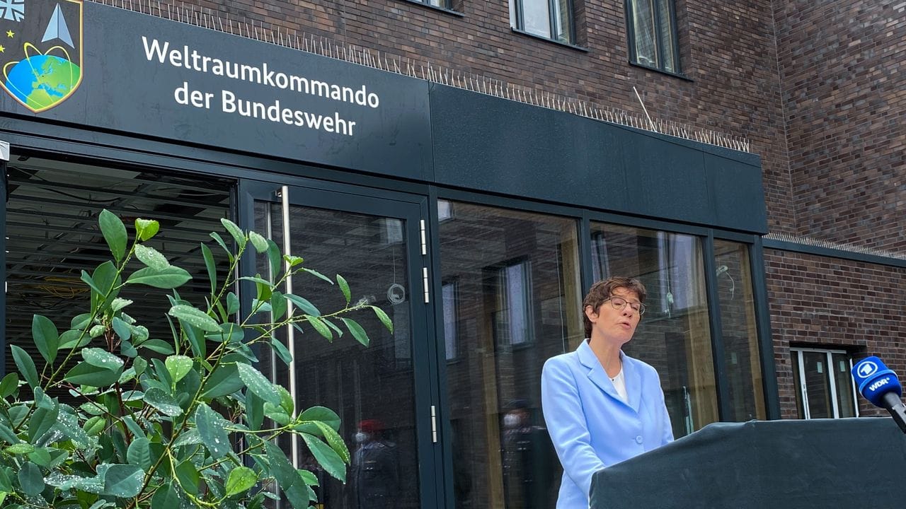 Verteidigungsministerin Annegret Kramp-Karrenbauer stellt das Weltraumkommando der Bundeswehr in Dienst.