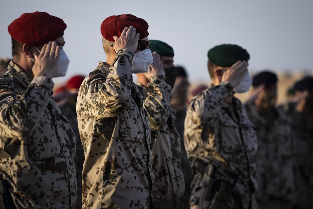 Soldaten der Bundeswehr im April im afghanischen Masar-e Scharif (Archivbild): Sie sollen in ihrer Heimat nun noch einmal besonders gewürdigt werden.