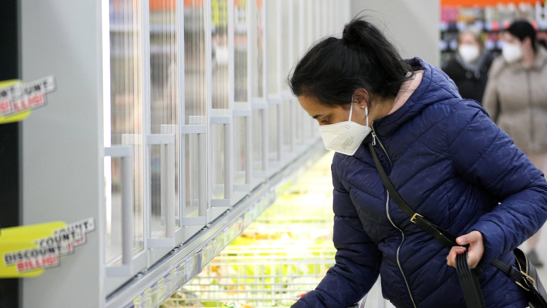 Frau mit Maske im Supermarkt: In Sachsen fällt die Pflicht dazu ab Freitag.