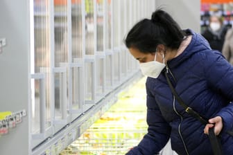 Frau mit Maske im Supermarkt: In Sachsen fällt die Pflicht dazu ab Freitag.