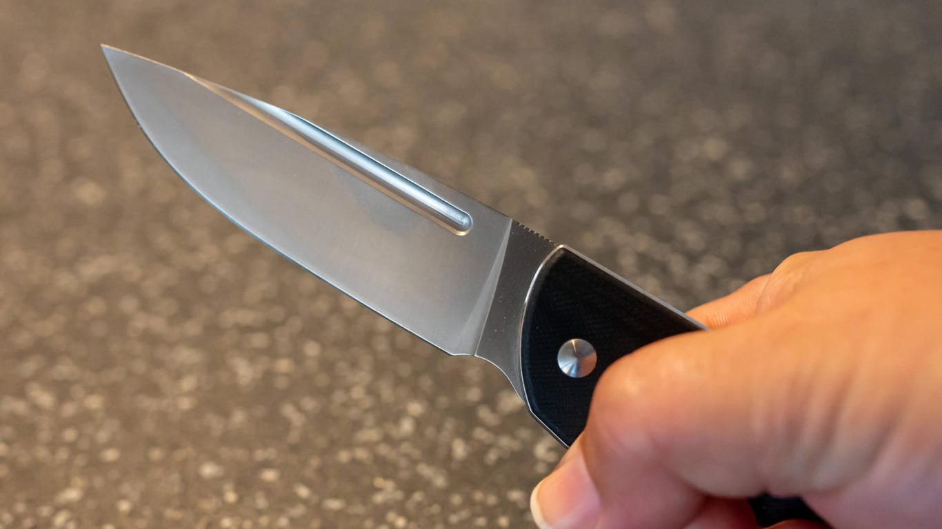 Eine Person hält ein Messer in der Hand (Symbolbild): Bei einem Angriff in der Nordstadt ist ein 33-Jähriger verletzt worden.