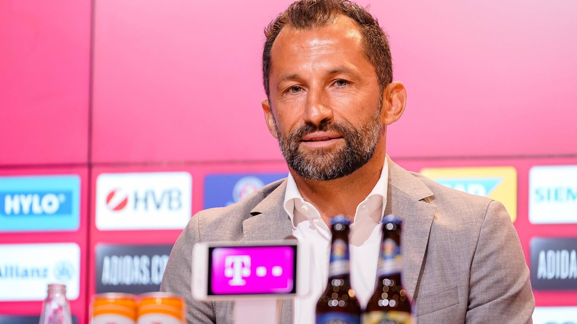 Hasan Salihamidzic: Bayerns Sportvorstand sieht seinen Klub teilweise machtlos auf dem Transfermarkt.