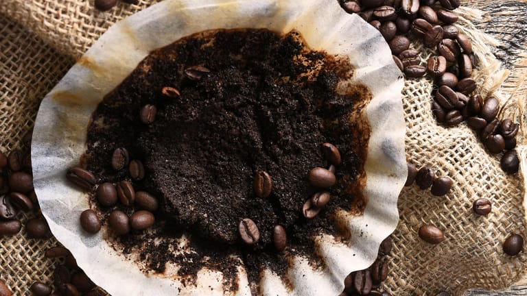 Kaffeesatz: Die fein gemahlenen Kaffeebohnenschalen wirken wie Schleifpartikel.