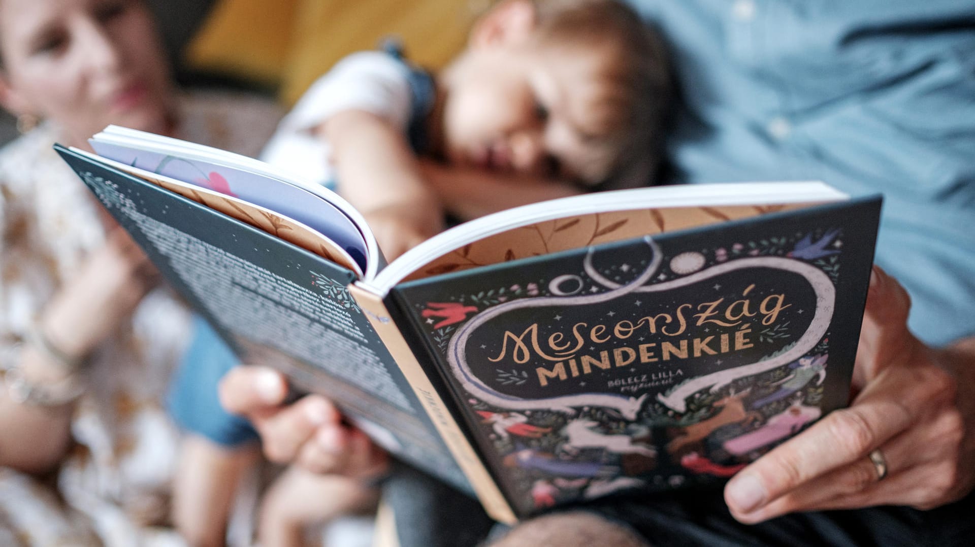 Das Kinderbuch "Märchenland ist für alle": Der Redakteur verlässt nun seine Heimat Ungarn. Das Kinderbuch "Märchenland ist für alle": Der Redakteur verlässt nun seine Heimat Ungarn.