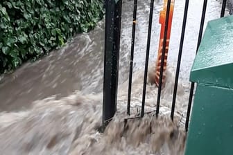 Hochwasser in den Straßen von London: Auch am Dienstag soll es noch weitere Regenfälle geben.