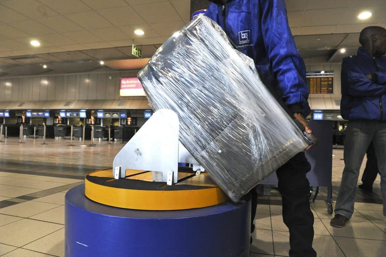 Warum wickeln Flugreisende ihren Koffer in Folie ein?