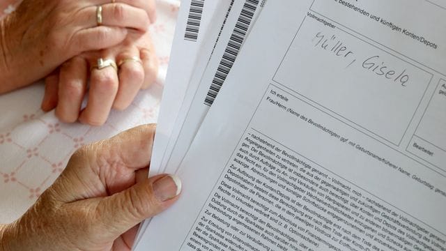 Wer sich nicht mehr um seine Bankgeschäfte kümmern kann, kann eine Bankvollmacht ausstellen. Wer sich nicht mehr um seine Bankgeschäfte kümmern kann, kann eine Bankvollmacht ausstellen.