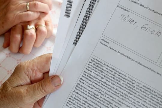 Wer sich nicht mehr um seine Bankgeschäfte kümmern kann, kann eine Bankvollmacht ausstellen. Wer sich nicht mehr um seine Bankgeschäfte kümmern kann, kann eine Bankvollmacht ausstellen.