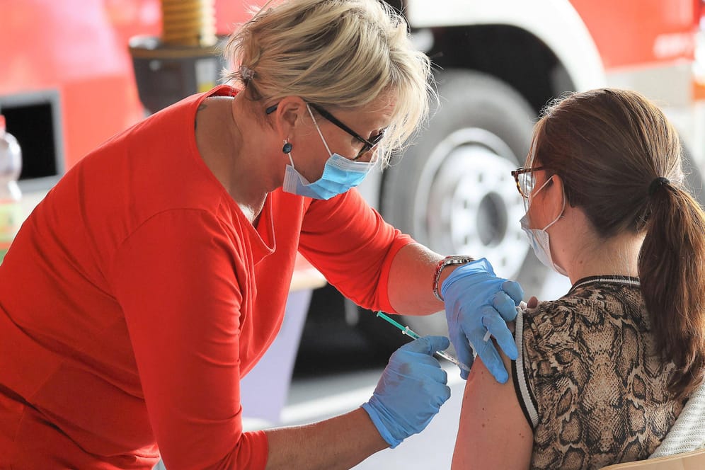 Eine Pfälzerin erhält ihre Corona-Schutzimpfung (Symbolbild): Die Altersbeschränkung für die Corona-Impf-Aktion in sechs rheinlandpfälzischen Hochschulen ist abgeschafft worden.