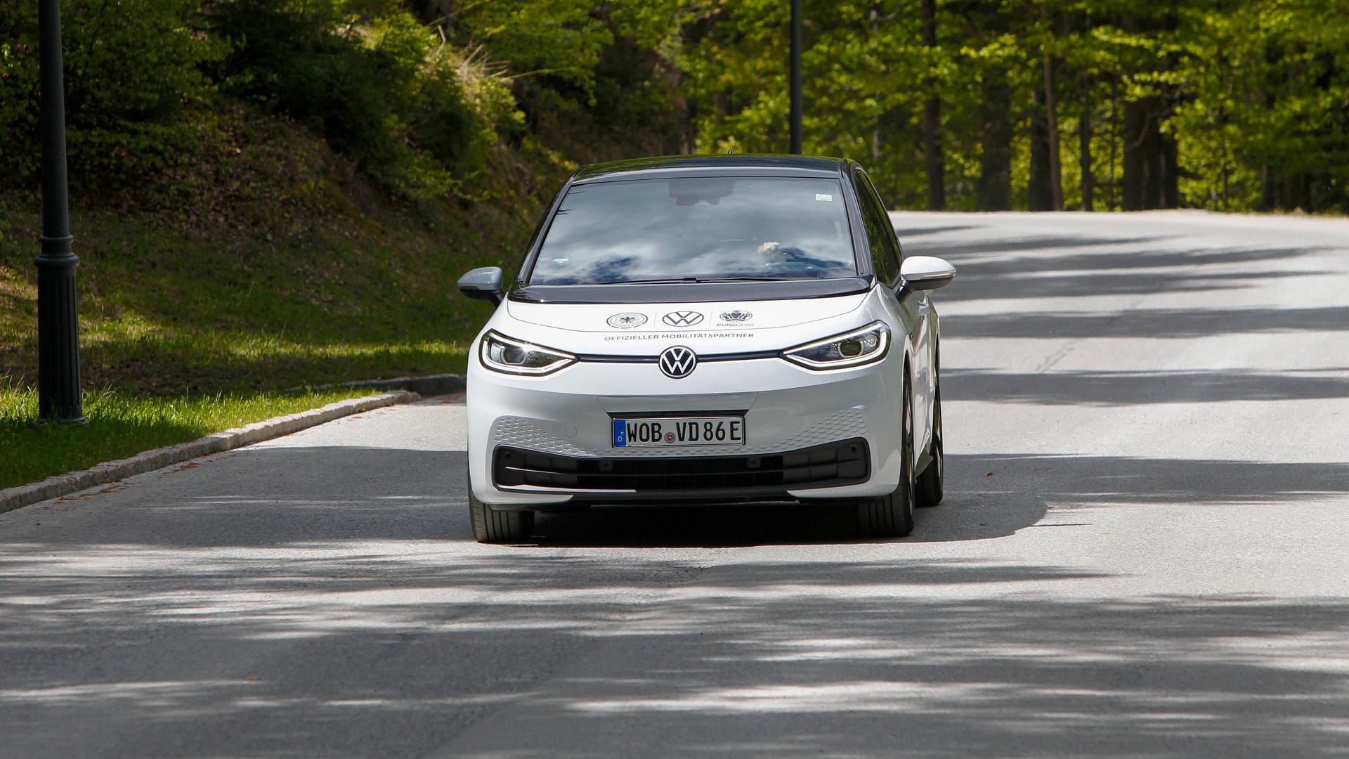 Freie Fahrt (Symbolbild): In Zukunft soll die Mobilität elektrisch und autonom sein – das ist die neue Taktik des Volkswagen-Konzerns. Freie Fahrt (Symbolbild): In Zukunft soll die Mobilität elektrisch und autonom sein – das ist die neue Taktik des Volkswagen-Konzerns.