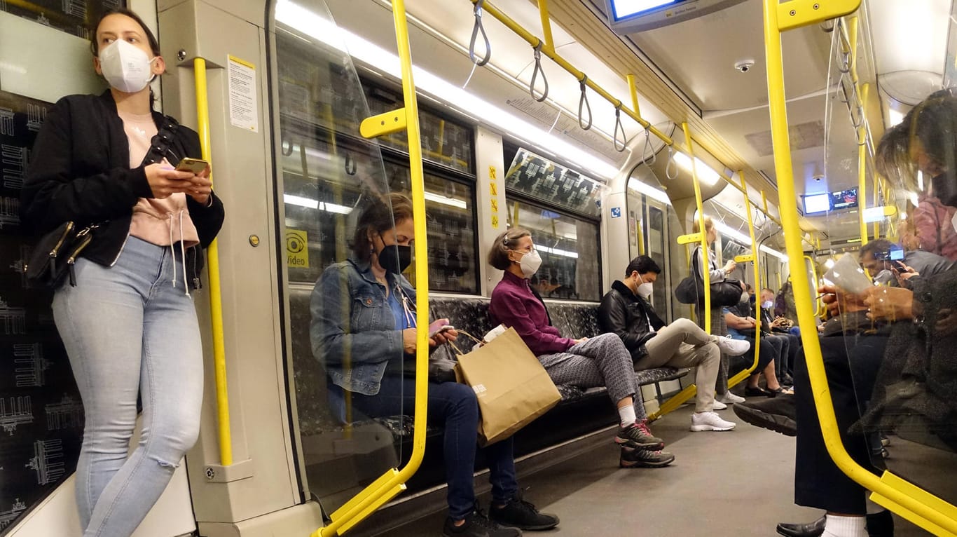 Menschen fahren in Zeiten der Corona-Pandemie mit der U-Bahn: Die BVG wollen ein Ticketmodell testen, wonach nur die zurückgelegte Strecke bezahlt werden soll.