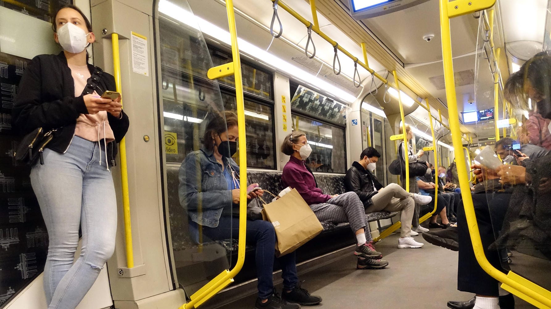 Menschen fahren in Zeiten der Corona-Pandemie mit der U-Bahn: Die BVG wollen ein Ticketmodell testen, wonach nur die zurückgelegte Strecke bezahlt werden soll. Menschen fahren in Zeiten der Corona-Pandemie mit der U-Bahn: Die BVG wollen ein Ticketmodell testen, wonach nur die zurückgelegte Strecke bezahlt werden soll.