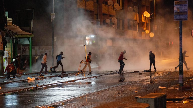 Demonstranten in einer Wolke aus Tränengas in Johannesburg: Über 40 Menschen starben bereits bei den Protesten.