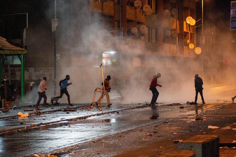 Demonstranten in einer Wolke aus Tränengas in Johannesburg: Über 40 Menschen starben bereits bei den Protesten.