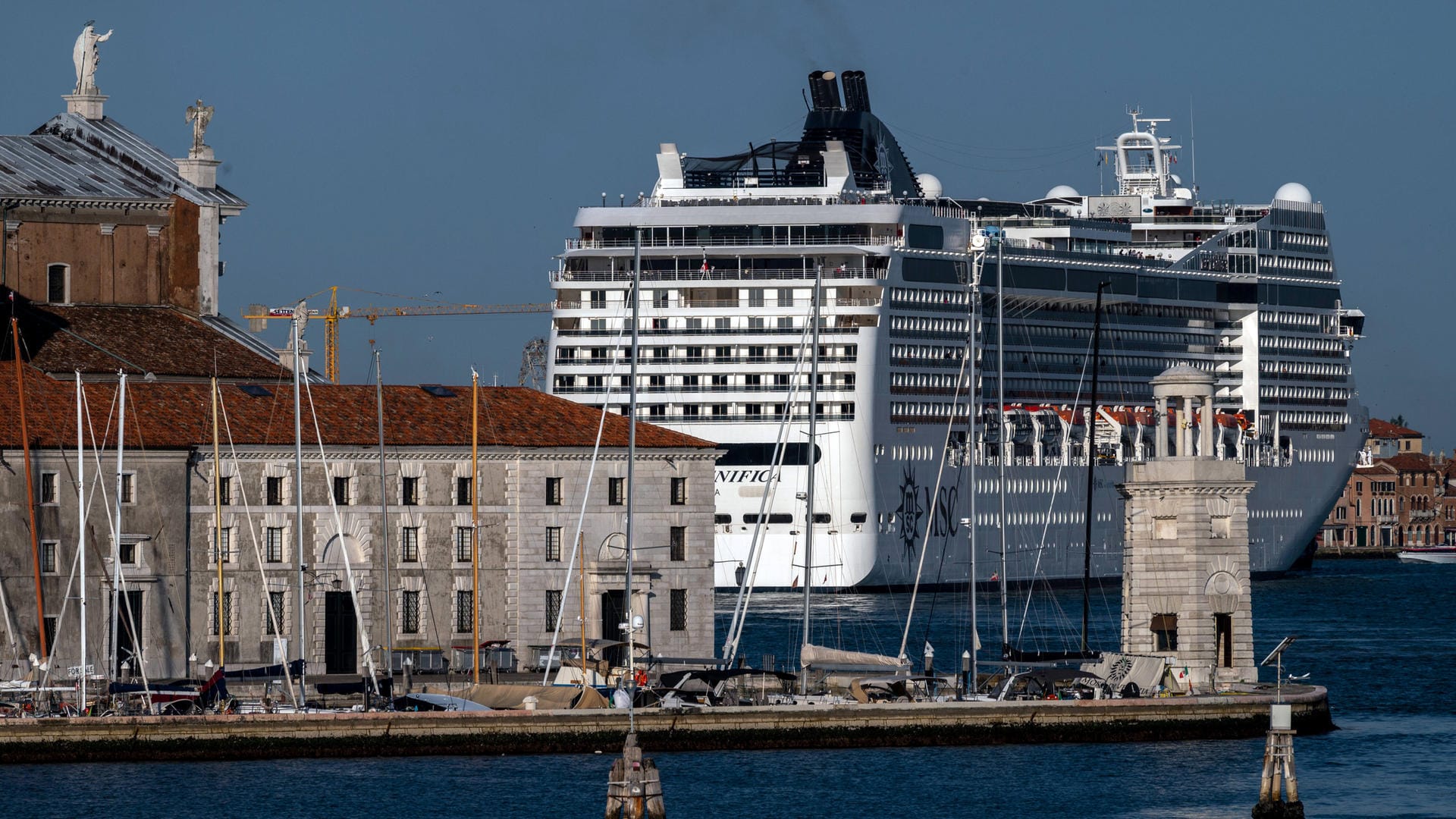 Kreuzfahrtschiff in Venedig: Die Unseco hatte vorgeschlagen Venedig auf eine Negativ-Liste zu setzen, da die Kreuzfahrtschiffe die Stadt bedrohten.