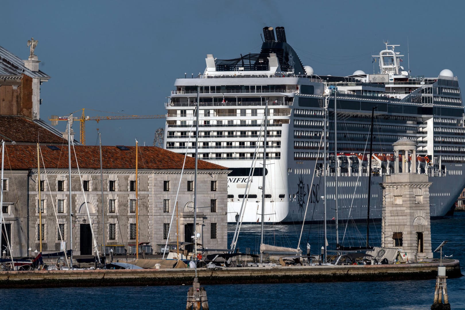 Kreuzfahrtschiff in Venedig: Die Unseco hatte vorgeschlagen Venedig auf eine Negativ-Liste zu setzen, da die Kreuzfahrtschiffe die Stadt bedrohten.