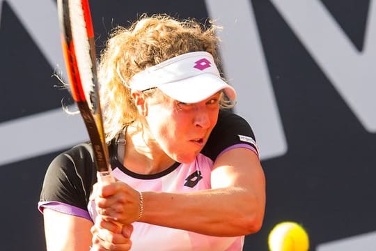 In Lausanne früh ausgeschieden: Anna-Lena Friedsam spielt den Ball.