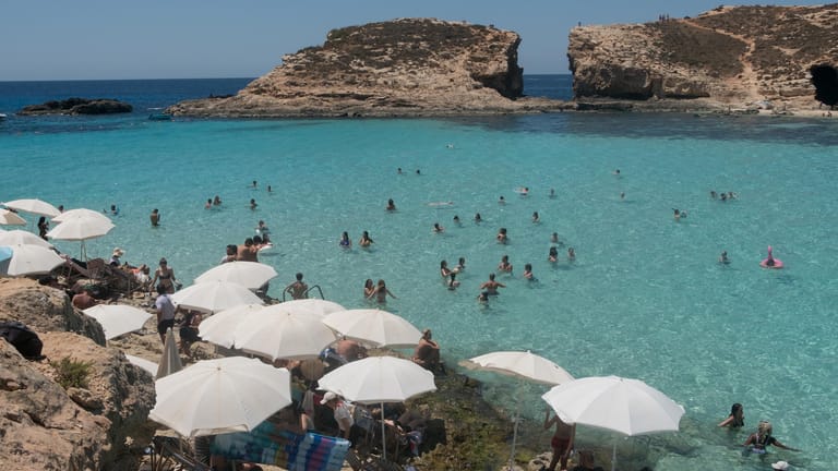 Touristen in Malta: Das Land hat nun eine Regelung gekippt, nach der nur noch Geimpfte einreisen dürfen.