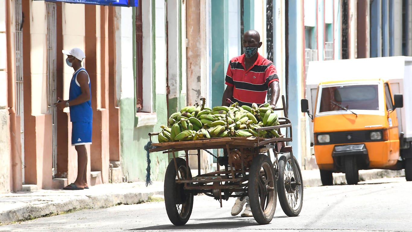Straßenhändler mit Maske: Kuba zählt derzeit mehr als 6000 neue Corona-Fälle täglich.
