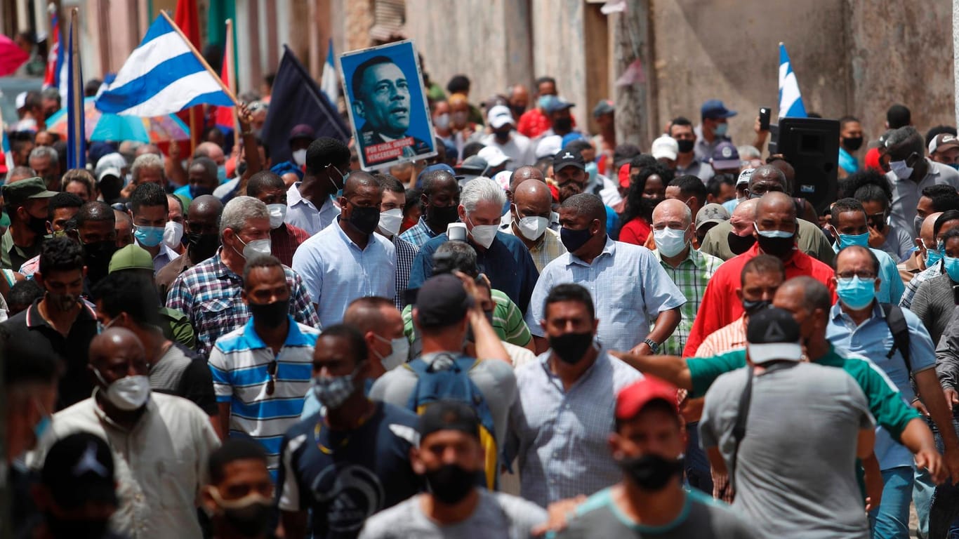 Der kubanische Präsident Miguel Díaz-Canel (graue Haare, im Bild mittig) am Sonntag inmitten seiner Anhänger in San Antonio de los Banos, etwa 35 km von Havanna entfernt.