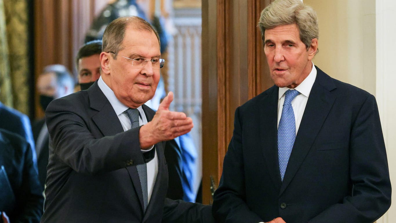 US-Klimabeauftragter John Kerry bei seinem Besuch in Moskau. Nur scheinbar zeigt Außenminister Sergej Lawrow den richtigen Weg.